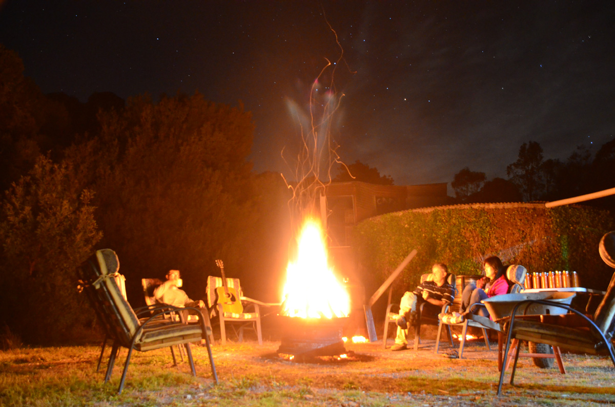 Around the fire 營火晚餐